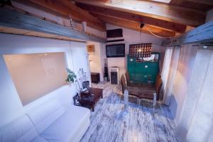 ein Wohnzimmer mit Sofa und Tisch in der Unterkunft Maison Ville d'Aoste in Aosta