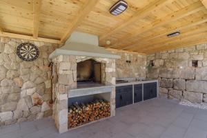 eine Steinküche mit einem Backofen in einer Steinwand in der Unterkunft Private Villa Bosilen Marina by Trogir Split airport Sibenik in Marina