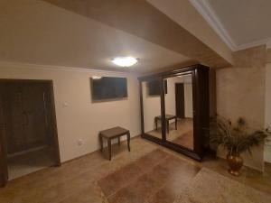 an empty room with a table and a mirror at CASA LUCA in Moldova Nouă