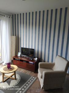 TV a/nebo společenská místnost v ubytování Apartament w Pucku z widokiem na Morze