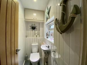 La petite salle de bains est pourvue de toilettes et d'un lavabo. dans l'établissement Kennedy House, à Blackpool