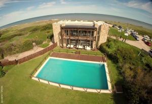 an aerial view of a building with a swimming pool at CASA HORTENSIAS in Quequén