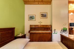 ein Schlafzimmer mit einem Klavier in einer grünen Wand in der Unterkunft Apartment Tara in Kaštela