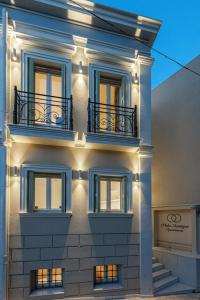 budynek ze światłami na boku w obiekcie IPELHOME - Plaka Boutique Apartments w Atenach