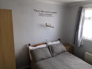 A bed or beds in a room at Seashells Guest House 