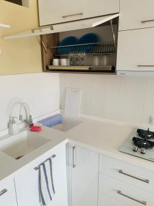 巴统Downtown Batumi apartment的带白色橱柜和水槽的厨房 更多23张照片