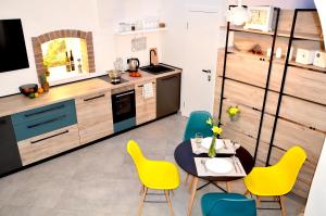 Dapur atau dapur kecil di Studio apartment Surf by the sea