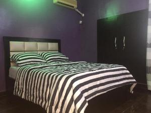 Una cama o camas en una habitación de Juicebox B&B