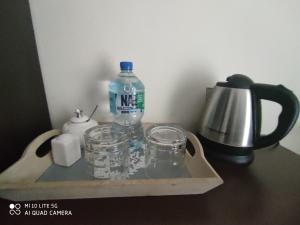 Plateau bouilloire dans l'établissement Willa Raj