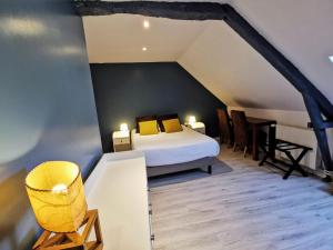 Postel nebo postele na pokoji v ubytování Hôtel Restaurant Le Mulberry Arromanches