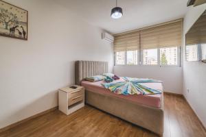 niewielka sypialnia z łóżkiem i oknem w obiekcie Renta stan apartman odmor w mieście Podgorica