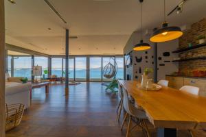 sala de estar con mesa de madera y sillas en Epirus Hotel, en Sarandë