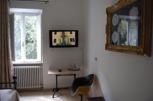 Televízia a/alebo spoločenská miestnosť v ubytovaní Arena Alfieri B&B