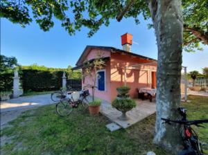 una casa con una bicicleta estacionada frente a ella en Eureka Azienda Agrituristica, en Cavallino-Treporti