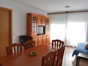 Televízia a/alebo spoločenská miestnosť v ubytovaní Apartamento familiar.