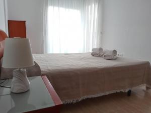 Posteľ alebo postele v izbe v ubytovaní Apartamento familiar.