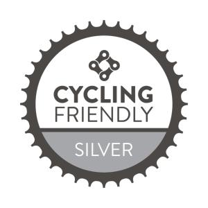 metalowy sprzęt ze słowami srebro przyjazne dla rowerzystów w obiekcie Can Pere Bou w Alcudii
