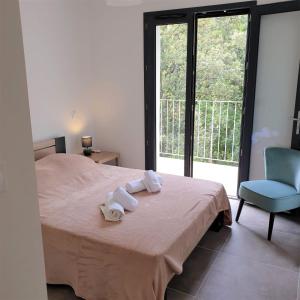 Tempat tidur dalam kamar di Villa Leku Lucia 8 pers piscine chauffée 15 min plage en voiture