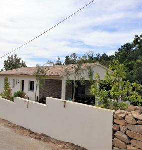 a white fence in front of a house at Villa Leku Lucia 8 pers piscine chauffée 15 min plage en voiture in Sainte-Lucie de Porto-Vecchio +22 photos