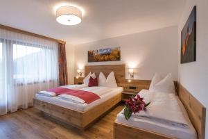 Postel nebo postele na pokoji v ubytování Alpenrose Appartements Burger Evelin