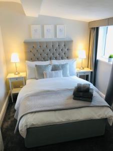 1 dormitorio con 1 cama blanca grande y 2 lámparas en Chadberry House Hotel en Blackpool