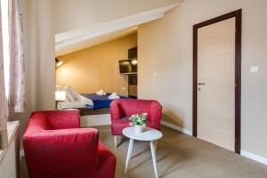 Uma área de estar em Hotel Sky