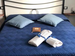 un letto con due asciugamani e una medaglia sopra di Agriturismo LA VECCHIA CASCINA a Filattiera