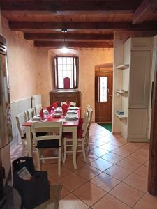 uma cozinha e sala de jantar com mesa e cadeiras em La casa del Mamao em Mergozzo