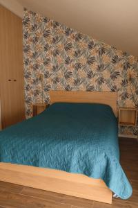 1 dormitorio con 1 cama con edredón azul en Apartmani MiS, en Šabac