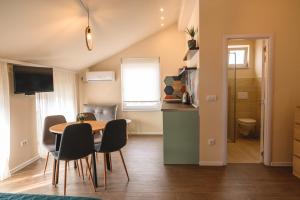 uma cozinha e sala de jantar com mesa e cadeiras em Apartmani MiS em Šabac