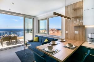 sala de estar con sofá azul y mesa en Villa Leoni, en Dubrovnik