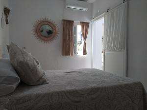 - une chambre avec un lit avec un miroir et une fenêtre dans l'établissement La Motilla Barbate, à Barbate