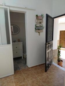 um corredor com uma porta que leva a uma casa de banho em La Motilla Barbate em Barbate