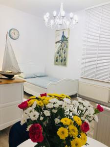 een kamer met een tafel met een boeket bloemen bij Villa Baltica Stegna in Stegna