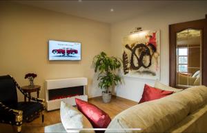 a living room with a couch and a fireplace at Centro Monumental Parking opcional Aire acondicionado in Salamanca