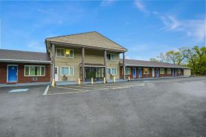 um edifício com um parque de estacionamento em frente em Motel 6-Ilion, NY em Ilion