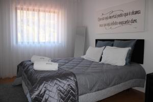 1 dormitorio con 1 cama grande y 2 almohadas en Casa Sandra - Apartamento Mariana en Lousã