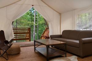 Zona de estar de Under Canvas Acadia