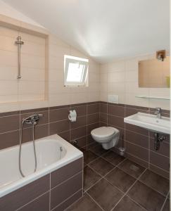 Koupelna v ubytování Apartmani Iva