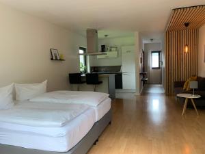 1 dormitorio con 1 cama y sala de estar en Ferienwohnung am Ententeich en Bad Marienberg