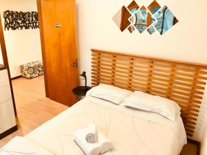 a bedroom with a bed with towels on it at Refúgio na Serra, um espaço para ser desfrutado! in Gramado