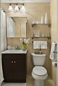 een badkamer met een toilet, een wastafel en een spiegel bij Divijuka in Taganga