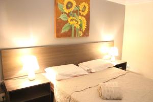 a bedroom with a bed with two lamps on it at Lindo Apartamento - Beira Mar de Boa Viagem in Recife