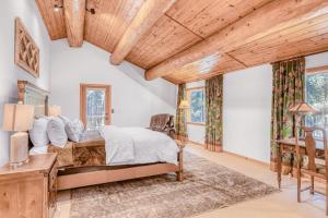 A seating area at Log Cabin Estate - Falcon Ridge