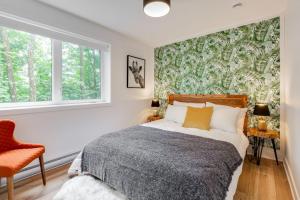 um quarto com uma cama grande e uma janela em Le Panorama - Locations du Sommet em Morin Heights