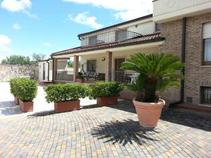 アルタムーラにあるVilla Gennyの鉢植えの家