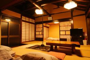 um quarto com uma mesa e uma televisão em 民宿たきた館 guest house TAKITA-KAN em Iwaki