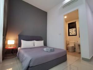 プトラジャヤにあるConezion Residence Putrajaya WiFi Netflixのベッドルーム(大型ベッド1台付)、バスルームが備わります。