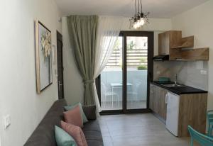 Kuchyň nebo kuchyňský kout v ubytování Theano Luxury Suites Nikiti