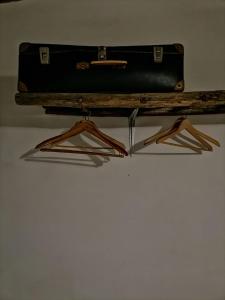 czarna walizka na drewnianej półce w obiekcie Cà del Bunimur w mieście Magliano Alpi